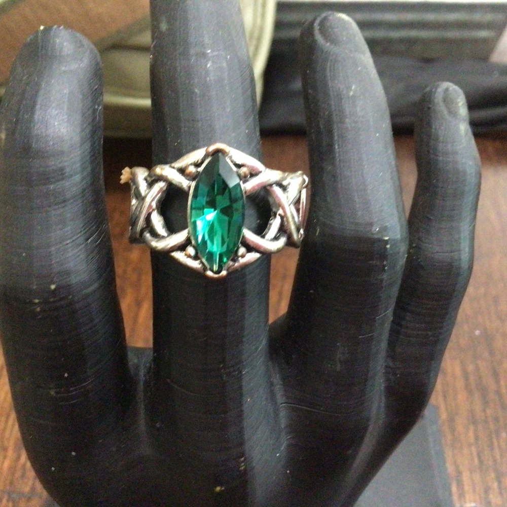 Stretchy band ring with green rhinestone, trimmed with silver